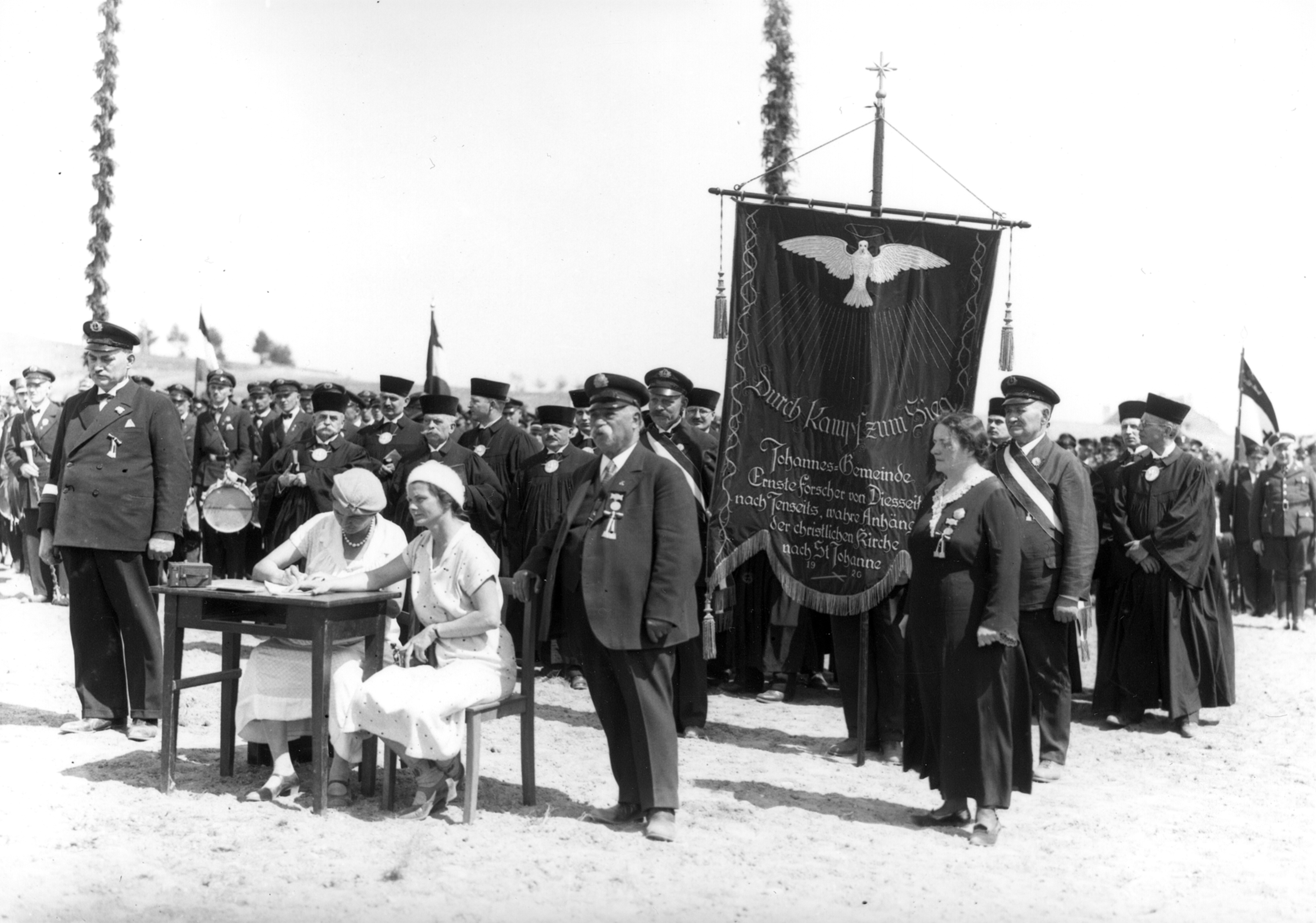 Meister%20vor%20der%20Denkmalseinweihung%203%20DIN%20A4%20Kopie%202 Meister%20vor%20der%20Denkmalseinweihung%203%20DIN%20A4%20Kopie%202